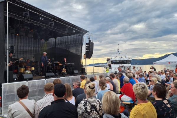Sommarkonsert i Hjelmelandsvågen